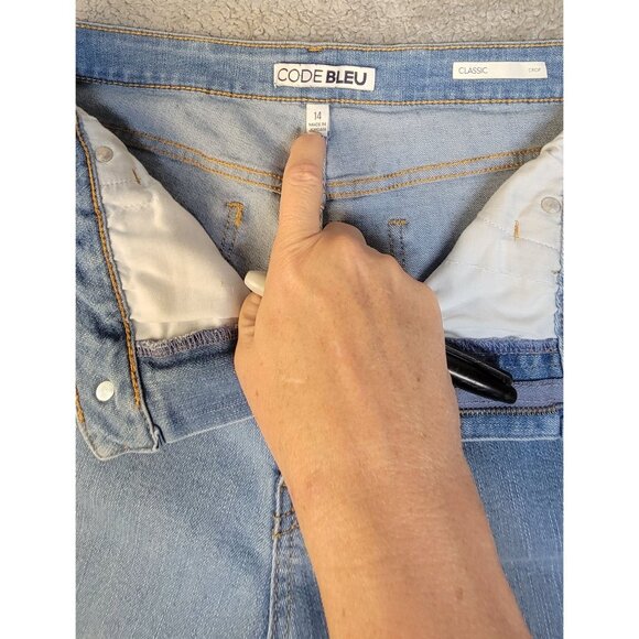 Code Bleu Light-Wash Cropped Denim Jeans with V-Shaped Frayed Hem.  Size:  14 - Picture 4 of 16